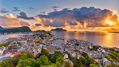 noorwegen_more-og-romsdal_alesund_uitzicht_zee_zonsondergang_stad_GettyImages-1173568821