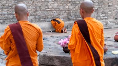 sri lanka_anuradhapura_tempel_monniken_bidden_f