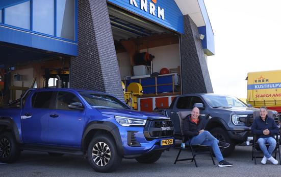 Dubbeltest Ford Ranger Raptor vs. Toyota Hilux GR Sport | ANWB