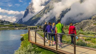 noorwegen_trollstigen_groep-mensen-wandelbrug-bergen_shutterstock