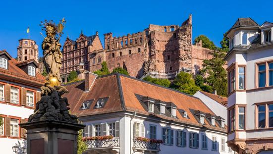 Heidelberg, centrum met kasteel op achtergrond.
