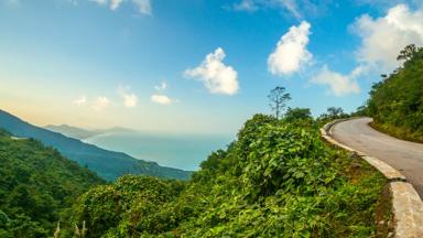 vietnam_danang_wolkenpas_hai-van-pass_weg_bergen_zee_shutterstock_270841241