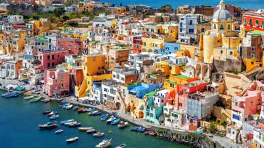 italie_napels_procida-island_eiland_oude-haven_kleurrijke-huizen_traditioneel_kleuren_boten_shutterstock