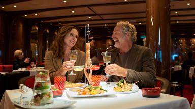 Holland America Line_algemeen_stel proostend aan tafel tijdens diner_h