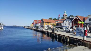 noorwegen_rogaland_stavanger_haven_water)boot_gekleurde-huizen_kerk_vlag_pixabay.jpg