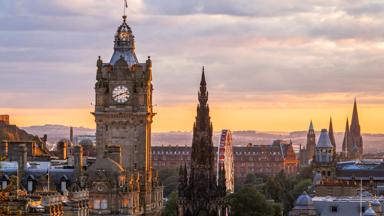 schotland_edinburgh_balmoral-clocktower_skyline_toren_reuzenrad_GettyImages-580962115