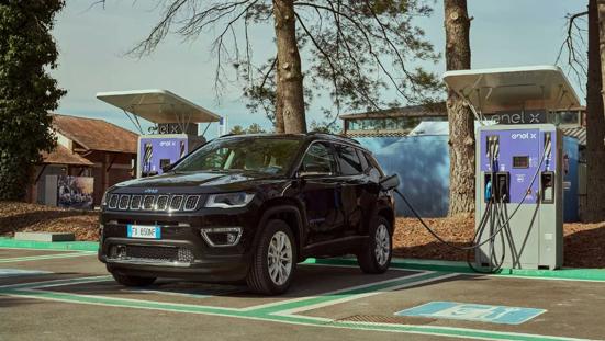 Jeep Compass aan de stekker