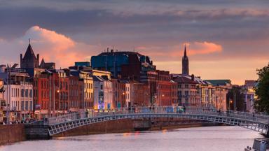 ierland_dublin_dublin_half-penny-bridge_brug_liffey_rivier_avond_GettyImages-866286864