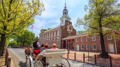 verenigde-staten_pennsylvania_philadelphia_gebouw_independence-hall_onafhankelijkheid_paard_koets_1_b
