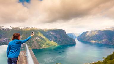 Noorwegen_Aurlandsfjord_Stegastein_vrouw_fotograferen_uitzicht_getty