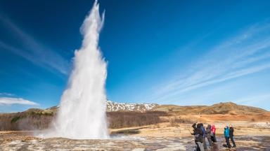 ijsland_zuidland_geysir-national-park_strokkur-geiser_groep_shutterstock_486630589 (1)