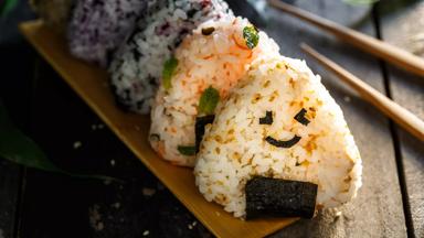 japan_algemeen_onigiri_shushi_eten_smiley_b