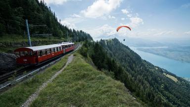 zwitserland_luzern_rigi-bahn_trein_paragliding_uitzicht_meer_berg