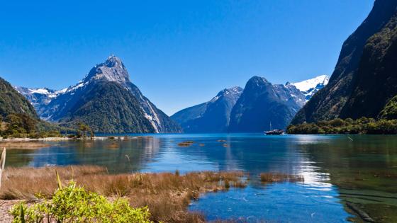 nieuw-zeeland_zuidereiland_fiordland-nationaal-park_milford-sound_baai_gebergte_water_boten_landschap_shutterstock