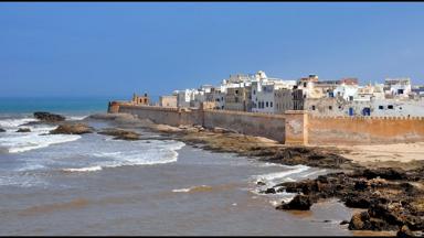 marokko_marrakech-safi_essaouira_overzicht-stad_witte-huisjes_stadsmuur_zee_rotsen_golven_w
