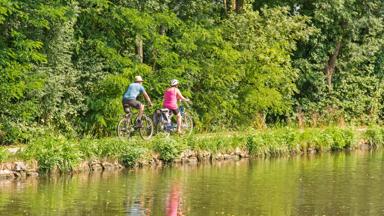 sfeer_frankrijk_bourgogne_canal-du-centre_stel_fiets_copyright_alain_doire_bourgogne-franche-comte-tourisme