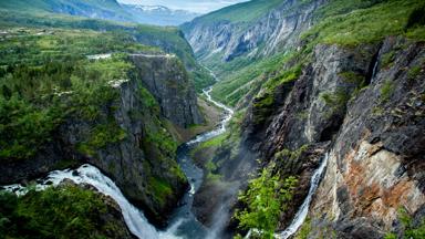 noorwegen_vestland_eidfjord_voringfossen_waterval_kloof_uitzicht_getty-509261649