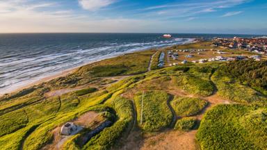 denemarken_noord-jutland_hirtshals_kust_zee_boot_huisjes_getty