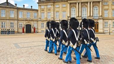 denemarken_kopenhagen_amalienborg-kasteel_koninklijke-garde_wisseling-wacht_shutterstock