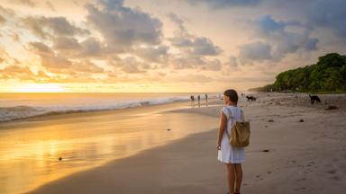 costa-rica_algemeen_vrouw_single_strand_zonsondergang_b.jpg