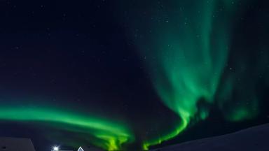 groenland_nuuk_noorderlicht_huizen_nacht_shutterstock