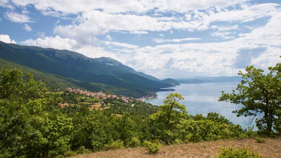 noord-macedonie_ohrid_elsani_bergdorp_uitzicht_shutterstock_1148928056