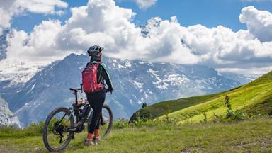 zwitserland_jungfrauregion_e-mountainbike_vrouw_shutterstock