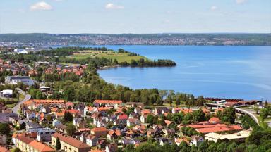 zweden_gotland_huskvarna_vatternmeer_stad_gekleurde-huizen_uitzicht_heuvel_bos_pixabay.jpg