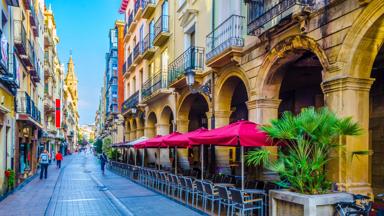 spanje_la-rioja_logrono_straat_wijnhoofdstad_terrassen_bogen_mensen_wandelen_zon_shutterstock