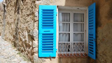 frankrijk_corsica_balagna_raam_muur_blauw