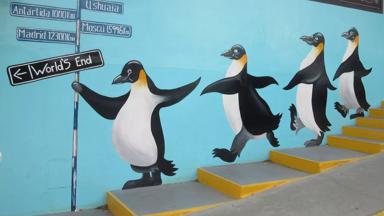 argentinie_vuurland_ushuaia_trap_schildering_pinguins_eind-van-de-wereld_dick-van-der-veen.JPG