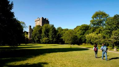 ierland_county_cork_blarney_castle_touristen_stel_gras_tourism_ireland