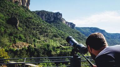 Frankrijk-Occitanie-Lozere-rots-Causses-Mejean-man-telescoop©CRT Occitanie-Staart.com