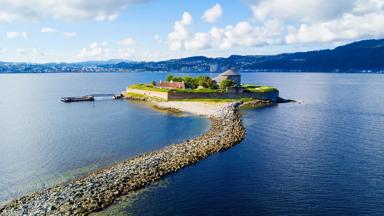 noorwegen_trondelag_trondheim_munkholmen_vesting_fort_eiland_shutterstock_1139890796