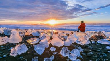 IJsland, Jokulsarlon gletsjermeer, Diamond beach -shutterstock_1469910227