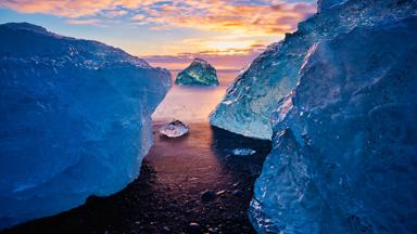 Diamond-Beach-Jökulsárlón-Ijsland-GettyImages-1172494569