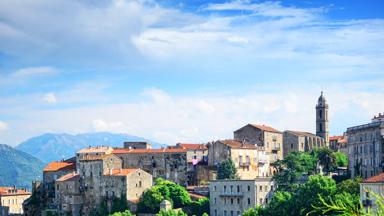 frankrijk_corsica_sartene_dorp_heuvel_toren_GettyImages-512132387