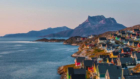 groenland_sermersooq_nuuk_zee_huizen-kleur__uitzicht_berg_sneeuw_zonsondergang