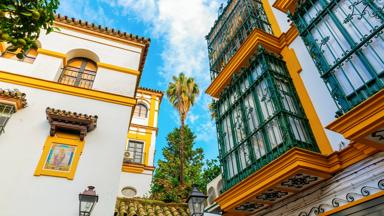 spanje_andalusie_sevilla_barrio-santa-cruz_gevel_huizen_straatje_oude-wijk_shutterstock_1254134854