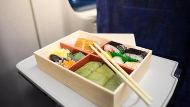 japan_shinkansen_trein_bento_lunch_b_shutterstock