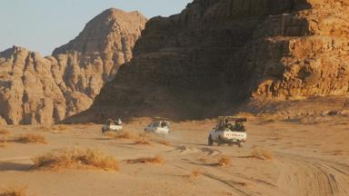 jordanie_wadi rum_jeeps in woestijn_f