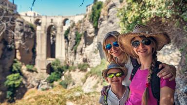 spanje_andalusie_ronda_puente-nuevo_brug_familie_GettyImages-959503180