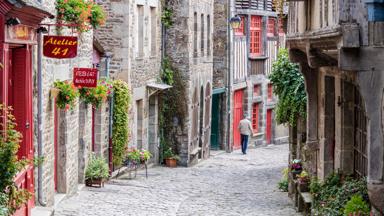 frankrijk_bretagne_dinan_straatbeeld_man_sfeer_atelier_huizen_getty