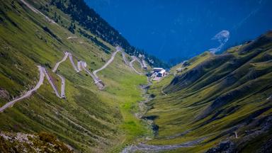 italie_zuid-tirol_stelvio_bergpas_alpen_weg_bergen_getty-568488895