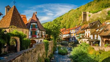 frankrijk_alsace_elzas_kaysersberg_rivier_vakwerkhuizen_getty-521849154