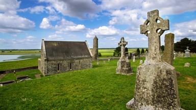 ierland_offaly_conmacnoise_klooster_keltische-kruizen_getty-541466090