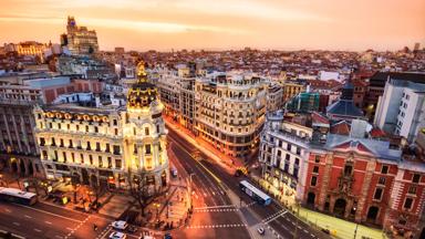 Spanje_Madrid_Gran-Via_Metropolis-gebouw_luchtfoto_avond_getty.jpg