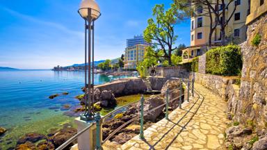 kroatie_primorje-gorski-kotar_opatija_boulevard_wandelpad_zee_shutterstock_659885752