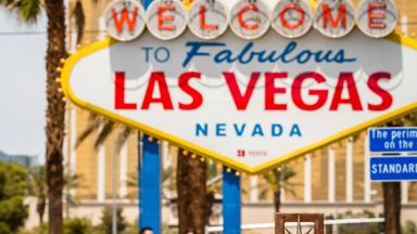 verenigde-staten_nevada_las-vegas_welkom_bord_reizigers_stel_kampioen-fotograaf-maarten-stolp