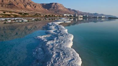 jordanie_dode-zee_zout_landschap_kustlijn_b.jpg